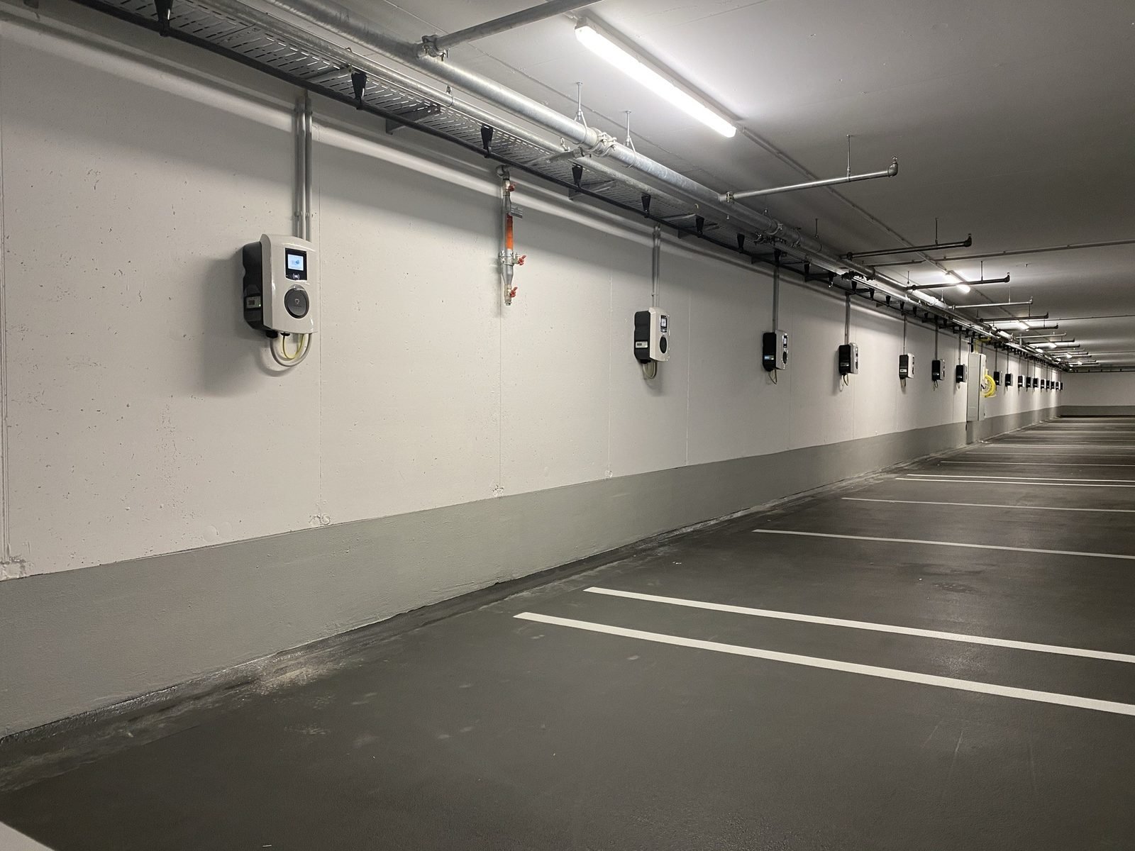 23 Ladepunkte in einer Tiefgarage – Wallboxen mit Lastmanagement
